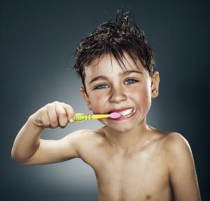 За чисткой зубов ребенка нужно следить до 8 лет