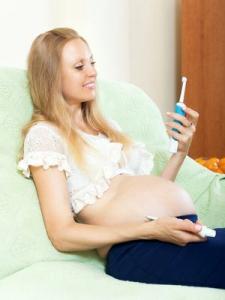 Как сохранить здоровые зубы себе и ребенку: 4 совета беременным женщинам