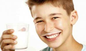 Молоко может заменить зубную пасту