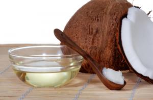 Cleaning teeth with coconut oil DOES benefit mouth health