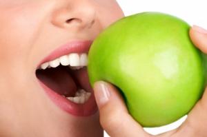 Как яблоки влияют на зубы