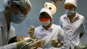 В Петербурге стоматолог удалил пациентке 22 здоровых зуба
