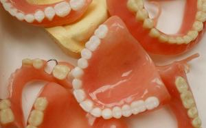 Дантисты рассказали, чем зубные протезы опасны для здоровья