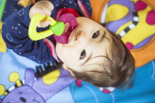 Does teething cause a baby to vomit?